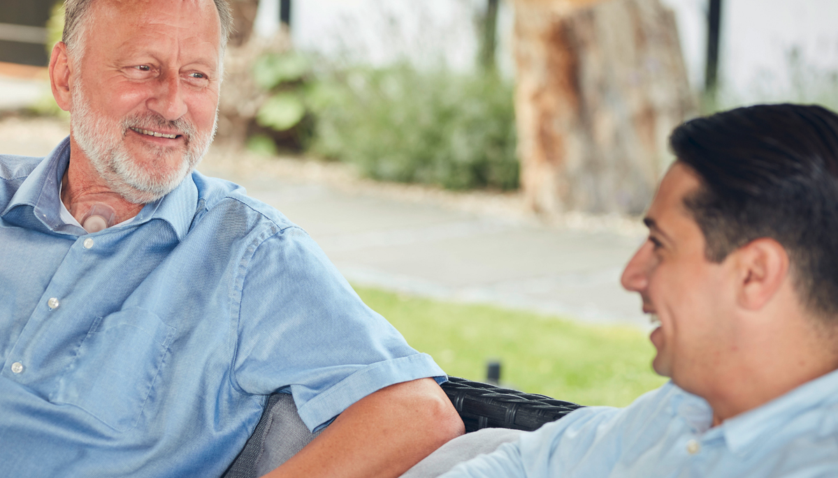 Patient in der Homecare Versorgung mit einem Atos Medical Anwendungsberater