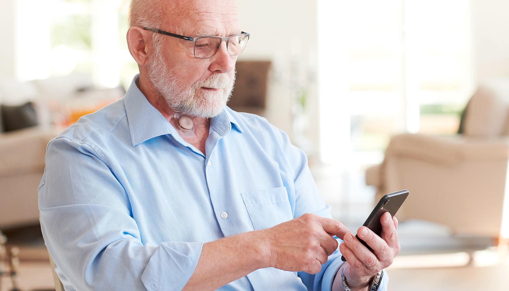Ein Patient benutzt die MyLife App auf seinem Handy