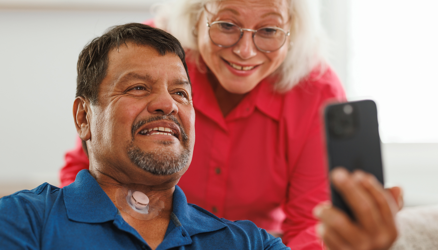 Ein Patient benutzt die MyLife App auf seinem Handy