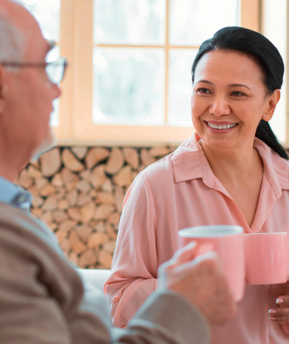 atos-care-homecare-01-1090x1300 Atos Care: Anwendungsberaterin im Gespräch mit einem Patienten