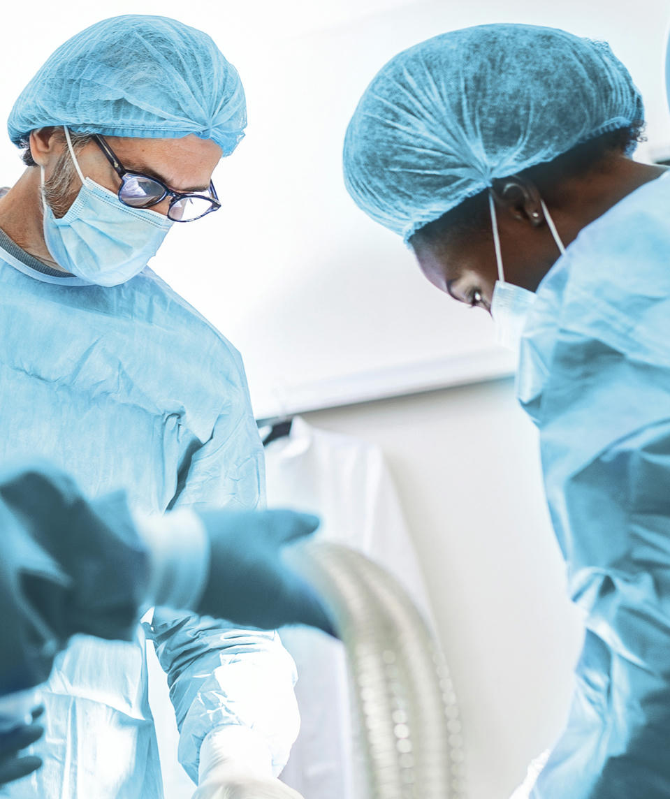 atos-care-klinik-01-1090x1300 Atos Care: medizinische Fachkräfte bei einer OP.