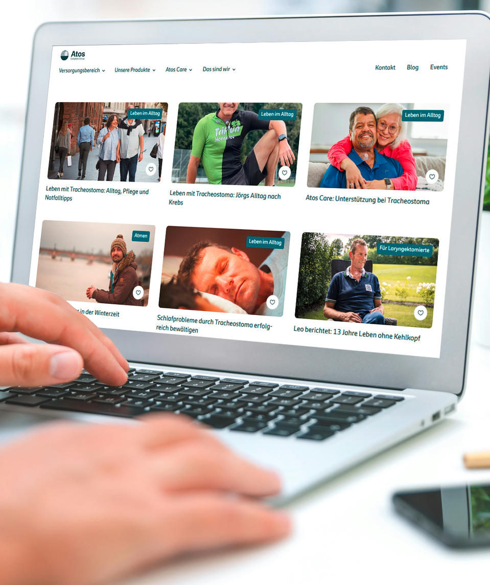 atos-medical-blog-news-mockup-03 Patient liest im Atos Medical Blog auf seinem Laptop
