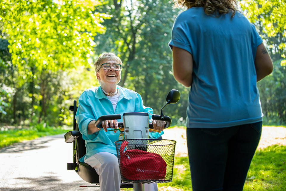 living-tracheostomy-woman-outside-in-park woman using freevent dualcare outdoors using electryc cycle